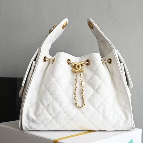 Classic CHANEL Bag: A Stylish and Versatile Choice for Elegance - Picture 1 of 8